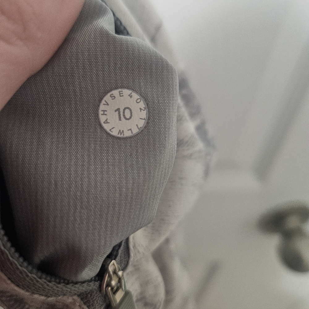 Lululemon Tracker Short V (4")Breeze By White Light Cast / Light Cast - Picture 3 of 6